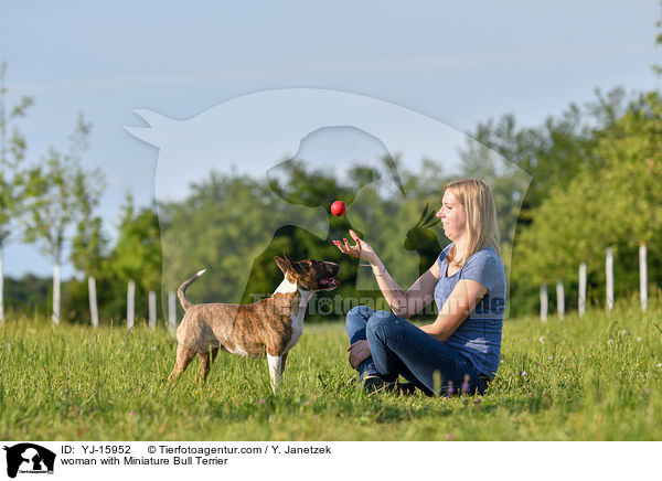 Frau mit Miniatur Bullterrier / woman with Miniature Bull Terrier / YJ-15952