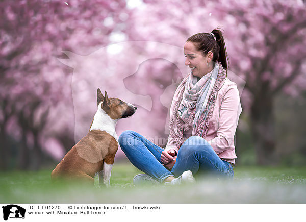 Frau mit Miniatur Bullterrier / woman with Miniature Bull Terrier / LT-01270