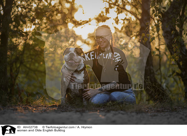 Frau und Olde English Bulldog / woman and Olde English Bulldog / AH-02738
