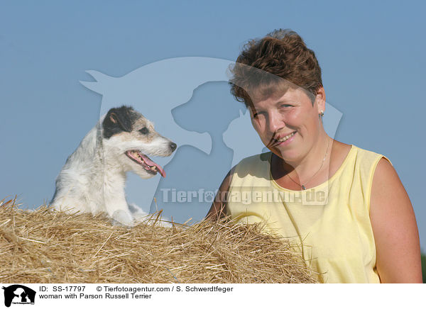 Frau mit Parson Russell Terrier / woman with Parson Russell Terrier / SS-17797