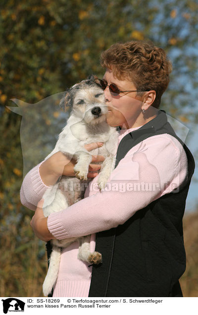 Frau ksst Parson Russell Terrier / woman kisses Parson Russell Terrier / SS-18269