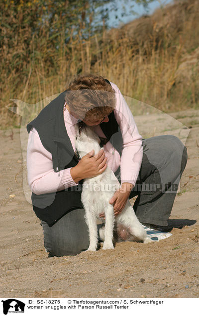 Frau kuschelt mit Parson Russell Terrier / woman snuggles with Parson Russell Terrier / SS-18275