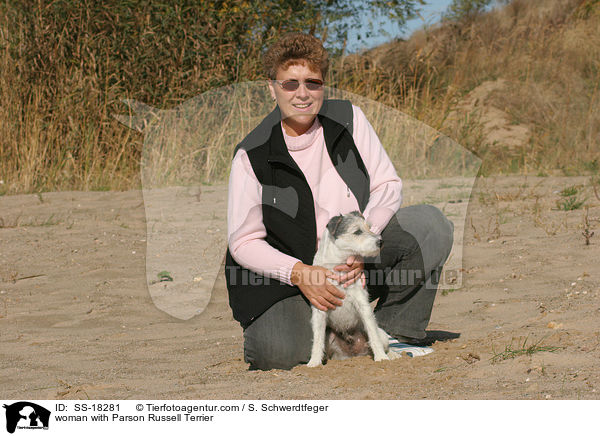 woman with Parson Russell Terrier / SS-18281