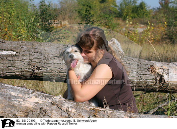 Frau kuschelt mit Parson Russell Terrier / woman snuggling with Parson Russell Terrier / SS-20803