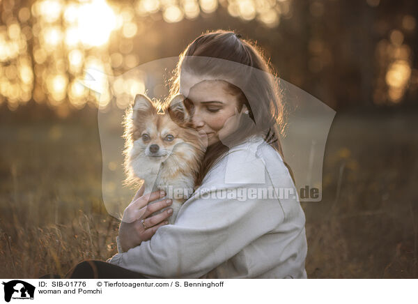 Frau und Pomchi / woman and Pomchi / SIB-01776