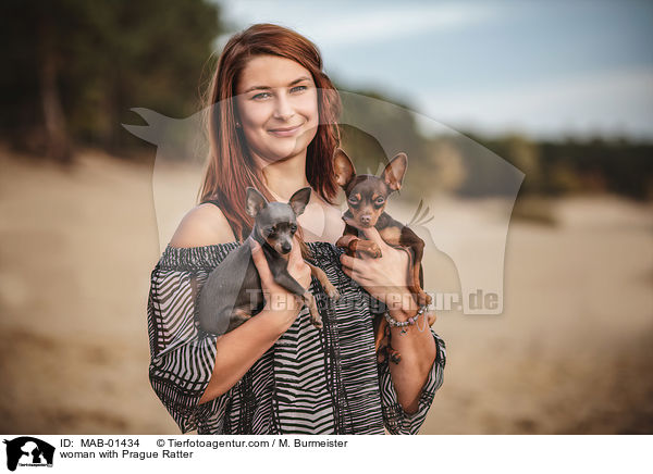 Frau mit Prager Rattler / woman with Prague Ratter / MAB-01434