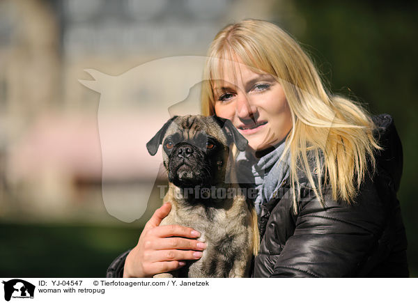Frau mit Retromops / woman with retropug / YJ-04547