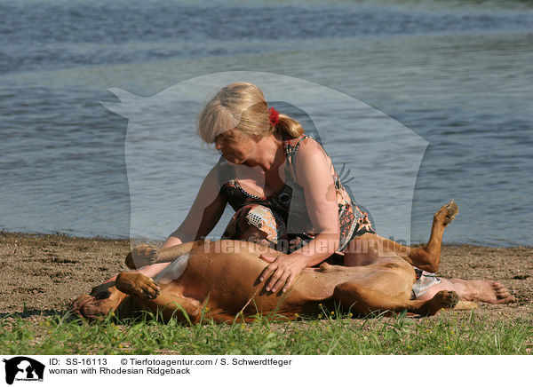 Frau kuschelt mit Rhodesian Ridgeback / woman with Rhodesian Ridgeback / SS-16113
