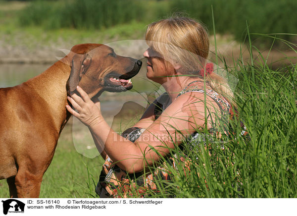 Frau mit Rhodesian Ridgeback / woman with Rhodesian Ridgeback / SS-16140