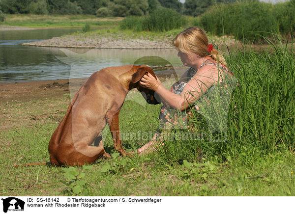 Frau mit Rhodesian Ridgeback / woman with Rhodesian Ridgeback / SS-16142