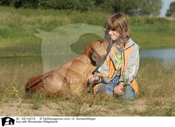 Junge mit Rhodesian Ridgeback / boy with Rhodesian Ridgeback / SS-16219