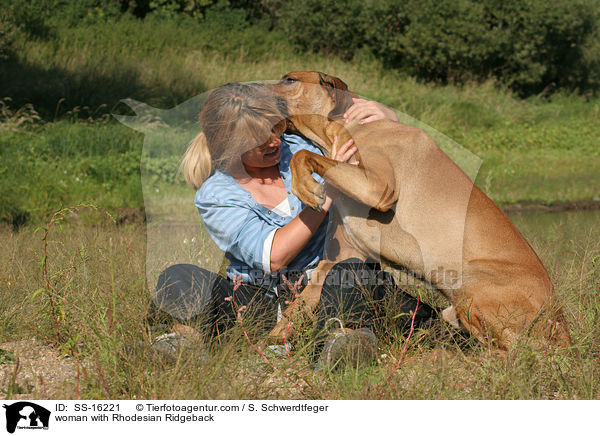 Frau mit Rhodesian Ridgeback / woman with Rhodesian Ridgeback / SS-16221