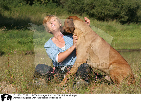 Frau kuschelt mit Rhodesian Ridgeback / woman snuggles with Rhodesian Ridgeback / SS-16222
