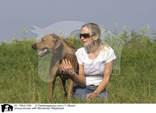junge Frau mit Rhodesian Ridgeback / young woman with Rhodesian Ridgeback / TM-01760