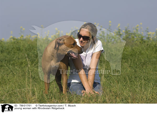 junge Frau mit Rhodesian Ridgeback / young woman with Rhodesian Ridgeback / TM-01761