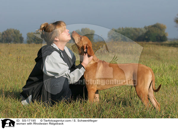 Frau mit Rhodesian Ridgeback / woman with Rhodesian Ridgeback / SS-17195