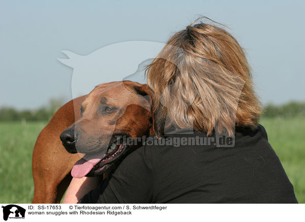 Frau kuschelt mit Rhodesian Ridgeback / woman snuggles with Rhodesian Ridgeback / SS-17653