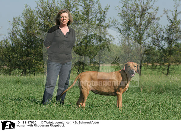 Frau mit Rhodesian Ridgeback / woman with Rhodesian Ridgeback / SS-17660