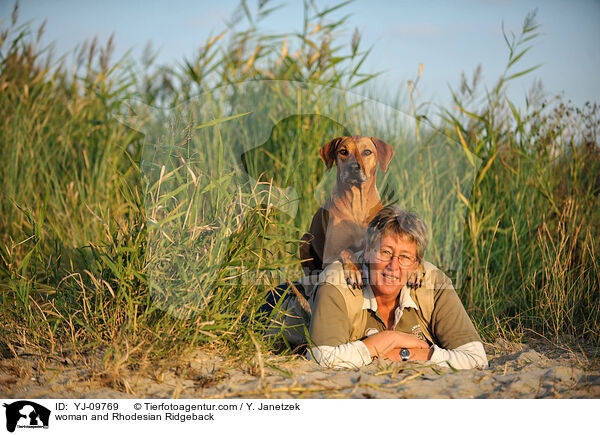 Frau und Rhodesian Ridgeback / woman and Rhodesian Ridgeback / YJ-09769