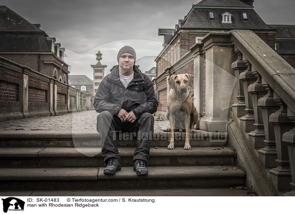 Mann mit Rhodesian Ridgeback / man with Rhodesian Ridgeback / SK-01483