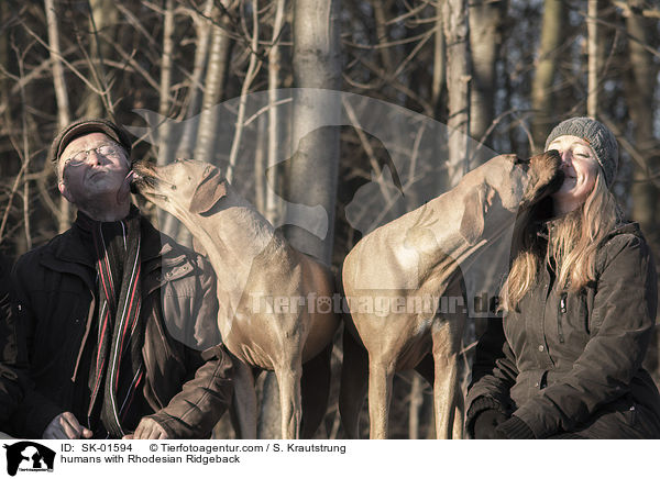 Menschen mit Rhodesian Ridgeback / humans with Rhodesian Ridgeback / SK-01594