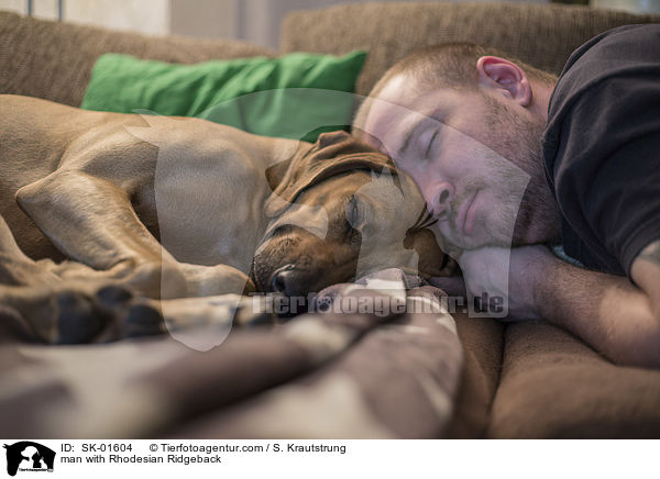 Mann mit Rhodesian Ridgeback / man with Rhodesian Ridgeback / SK-01604
