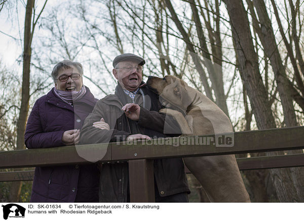 Menschen mit Rhodesian Ridgeback / humans with  Rhodesian Ridgeback / SK-01634