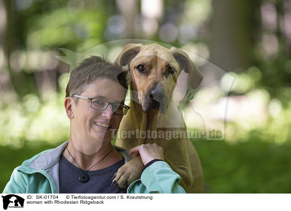 Frau mit Rhodesian Ridgeback / woman with Rhodesian Ridgeback / SK-01704