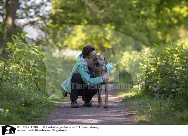 Frau mit Rhodesian Ridgeback / woman with Rhodesian Ridgeback / SK-01706