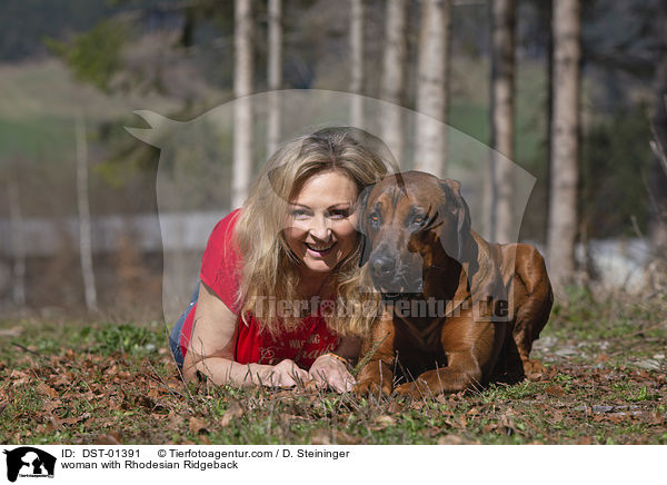 Frau mit Rhodesian Ridgeback / woman with Rhodesian Ridgeback / DST-01391