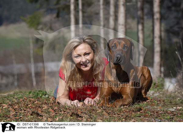 Frau mit Rhodesian Ridgeback / woman with Rhodesian Ridgeback / DST-01398