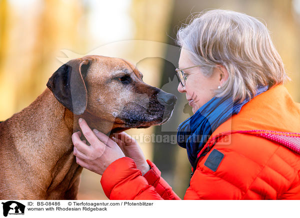 Frau mit Rhodesian Ridgeback / woman with Rhodesian Ridgeback / BS-08486