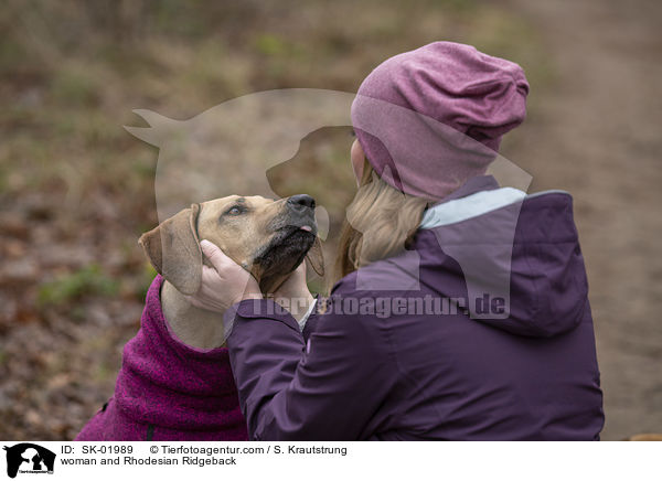 Frau und Rhodesian Ridgeback / woman and Rhodesian Ridgeback / SK-01989