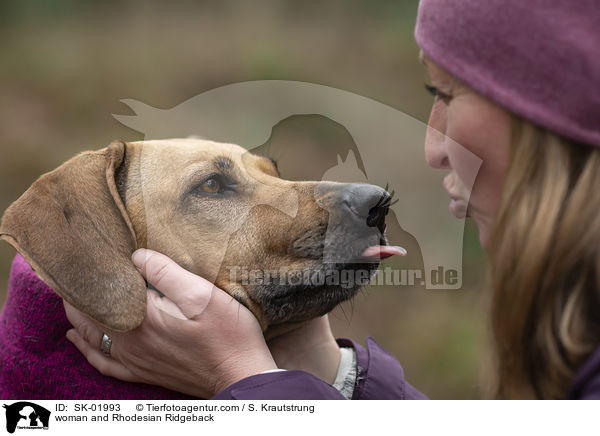 Frau und Rhodesian Ridgeback / woman and Rhodesian Ridgeback / SK-01993