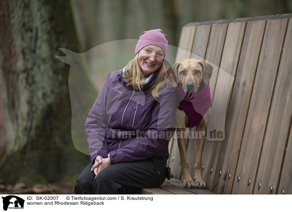 Frau und Rhodesian Ridgeback / woman and Rhodesian Ridgeback / SK-02007