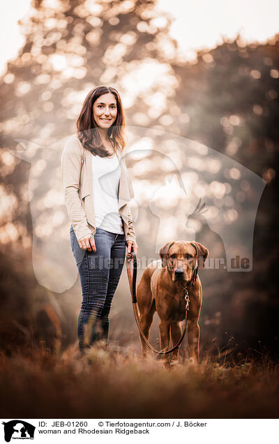 Frau und Rhodesian Ridgeback / woman and Rhodesian Ridgeback / JEB-01260