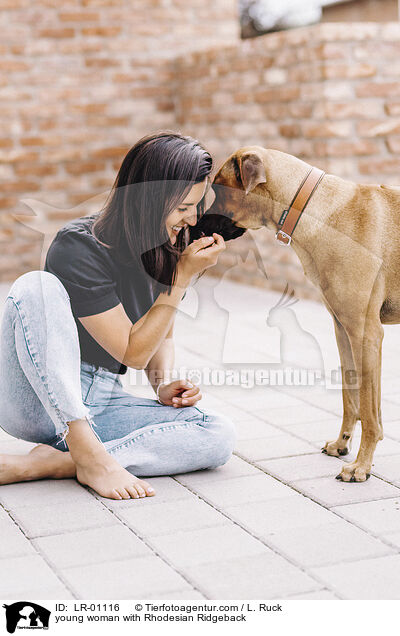 junge Frau mit Rhodesian Ridgeback / young woman with Rhodesian Ridgeback / LR-01116