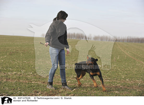 Frau und Rottweiler / woman and Rottweiler / SST-07626