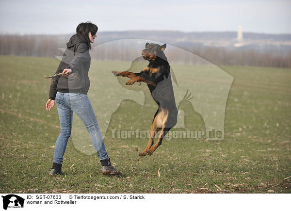 Frau und Rottweiler / woman and Rottweiler / SST-07633