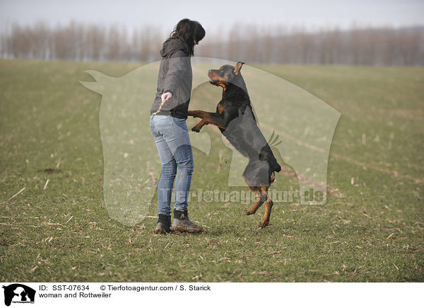 Frau und Rottweiler / woman and Rottweiler / SST-07634
