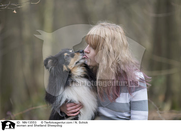Frau und Sheltie / woman and Shetland Sheepdog / NN-13553