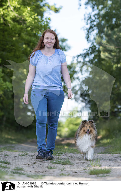 Frau mit Sheltie / woman with Sheltie / AH-01983