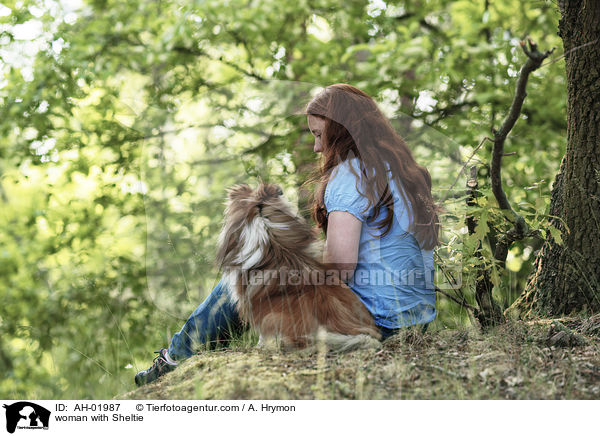 Frau mit Sheltie / woman with Sheltie / AH-01987