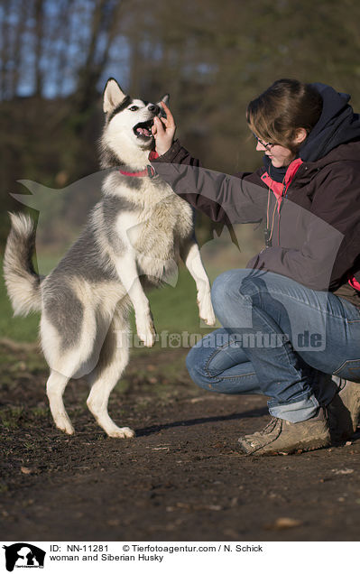 woman and Siberian Husky / NN-11281