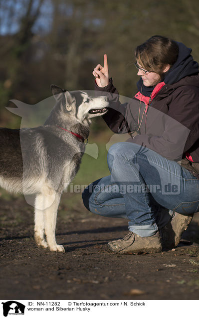 woman and Siberian Husky / NN-11282