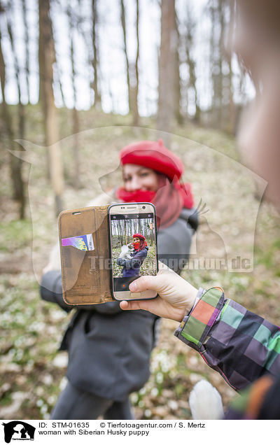 woman with Siberian Husky puppy / STM-01635