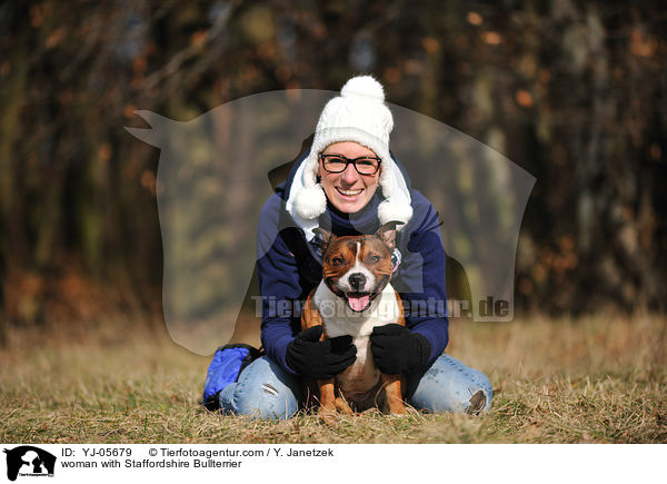 Frau mit Staffordshire Bullterrier / woman with Staffordshire Bullterrier / YJ-05679