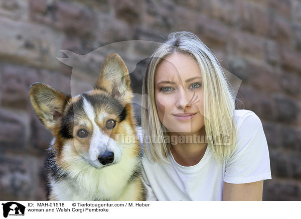 Frau und Welsh Corgi Pembroke / woman and Welsh Corgi Pembroke / MAH-01518