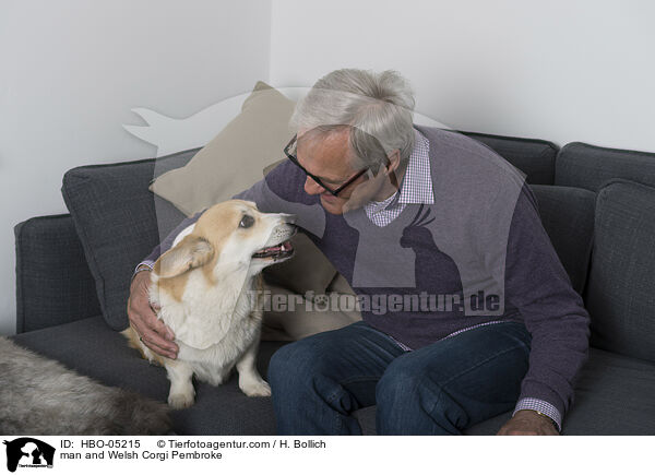 man and Welsh Corgi Pembroke / HBO-05215