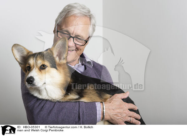 man and Welsh Corgi Pembroke / HBO-05301
